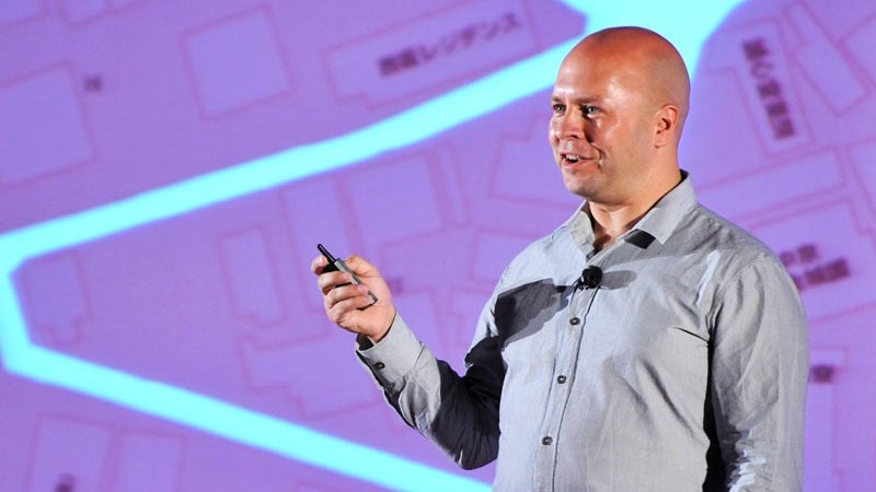 Digital nomad Derek_Sivers presenting in front of map