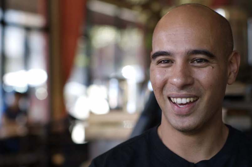 Digital Nomad Leo Babauta of Zen Habits In A Cafe